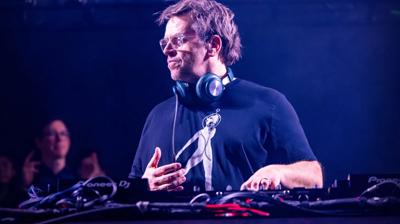 Chicane behind the decks