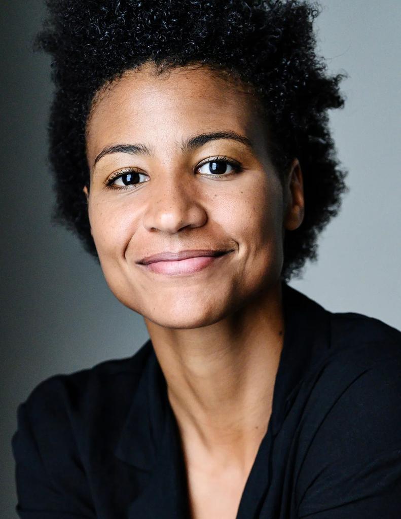 Qisqa shim kiygan qiz sikilayapti (foto)